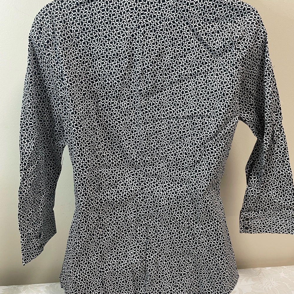 New York & Company Monochrome Patterned Button Down Shirt - Picture 4 of 7